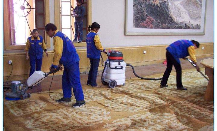 保洁外包中消除地毯内部的灰尘!